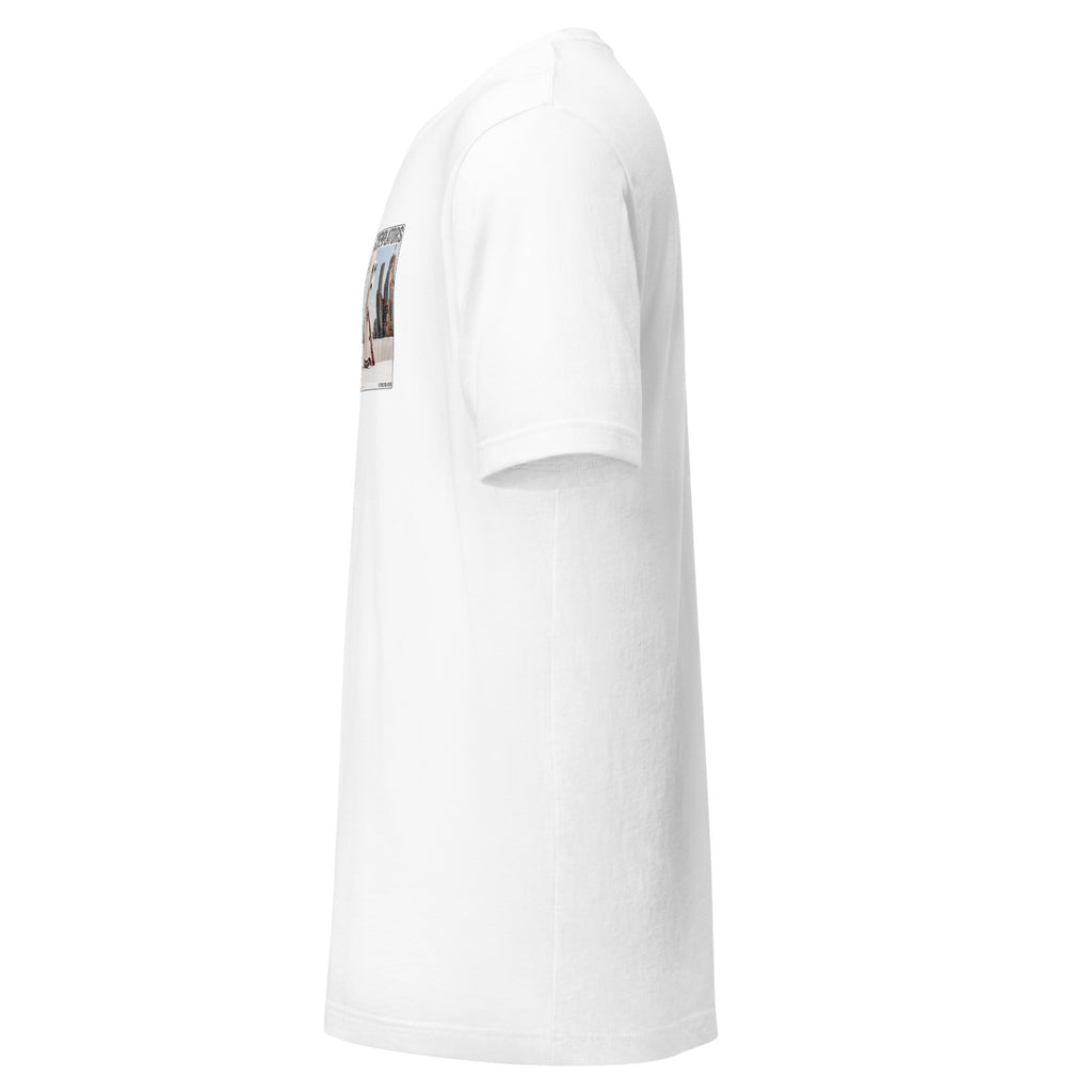 Camiseta Esencial · Blanco · lateral izquierdo — Anastasia, Contemplator #010