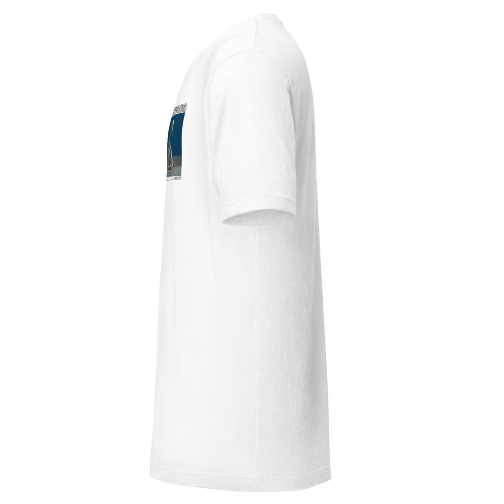 Camiseta Esencial · Blanco · lateral izquierdo — Anubis, Contemplator #074
